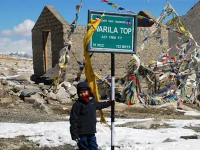 Balade à moto Royal Enfield de Summor à Leh, traversant des cols de montagne spectaculaires et découvrant des paysages himalayens diversifiés.